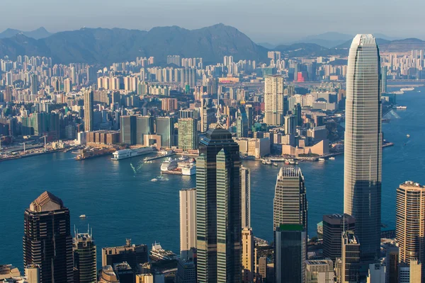 ビジネスと Hong Kong のビクトリア ・ ハーバーで住宅高層ビル ロイヤリティフリーのストック画像