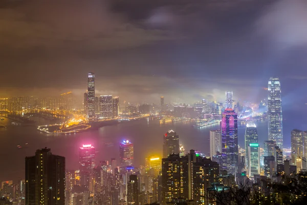 Mglisty miasta i wieżowiec w mgły w nocy — Zdjęcie stockowe