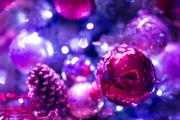 Jul bakgrund med christmass bollar - mjukt fokus och färg tonen förändrats — Stockfoto
