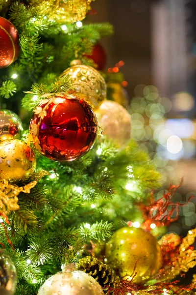 Fondo de Navidad con bolas de Navidad - enfoque suave — Foto de Stock