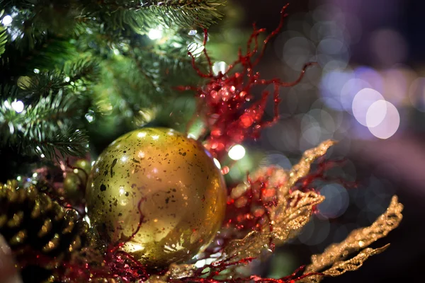 Fondo de Navidad con bolas de Navidad - enfoque suave — Foto de Stock