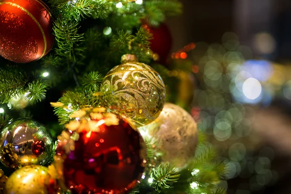 Fondo de Navidad con bolas de Navidad - enfoque suave — Foto de Stock