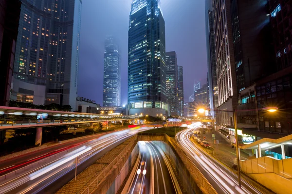 Dimma Hong Kong Central District på natten med lätta spår — Stockfoto