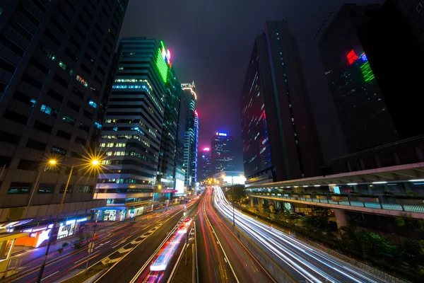 Dimma Hong Kong Central District på natten med lätta spår — Stockfoto