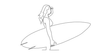 Sörf tahtasıyla gezmeye hazırlanan uzun saçlı genç bir kadının yan görüntüsü.