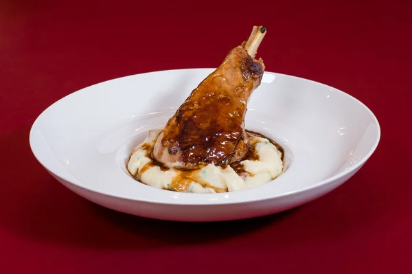 Chicken leg with mashed potatoes — Stock Photo, Image