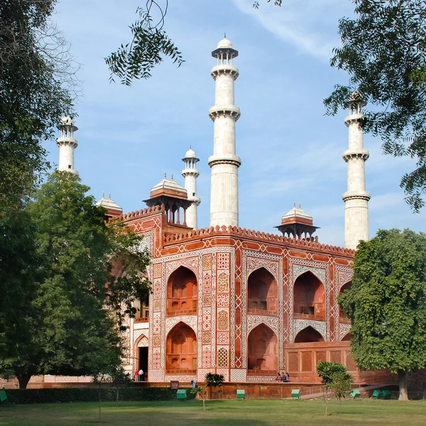 Agra. Historiskt och arkitektoniskt komplex av Sikandra graven av Mogulrikets kejsaren Akbar — Stockfoto