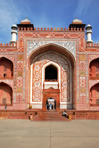 Agra. Sikandra Mughul İmparator Ekber Türbesi tarihi ve mimari kompleks — Stok fotoğraf