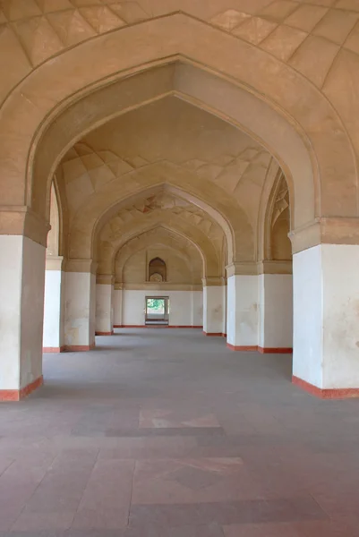 O corredor da galeria arqueada no estilo hindustano — Fotografia de Stock