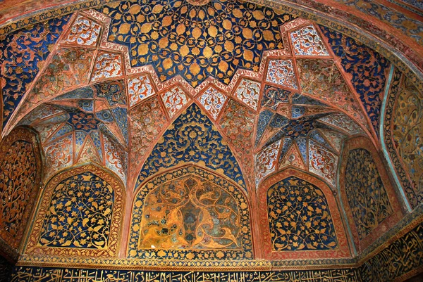 Frammento di soffitto dipinto nella prima stanza della tomba principale in complesso di Sikandra la tomba dell'imperatore Mughul Akbar in Agra — Foto Stock