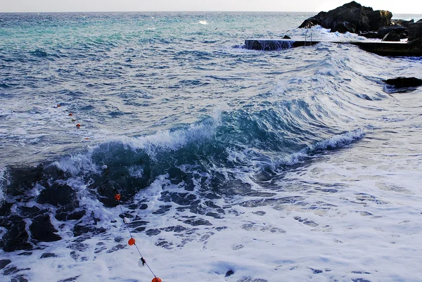 Волны кружатся на берегу в плохую погоду — стоковое фото