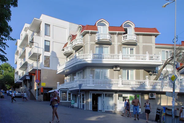 Moderne neue Häuser an der Hauptstraße von simeiz. Krim — Stockfoto