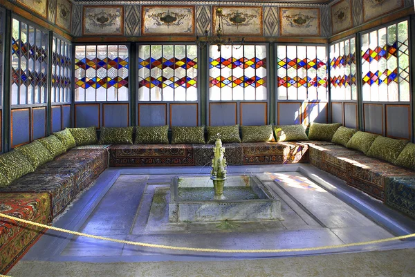 Диванский зал с фонтаном в центре во Дворце Хана в Бахчисарайском Крыму — стоковое фото