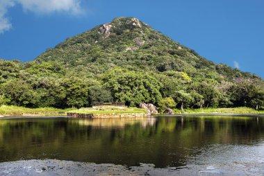 Ormanlık dağ gölü nün siyah suya yansıyan