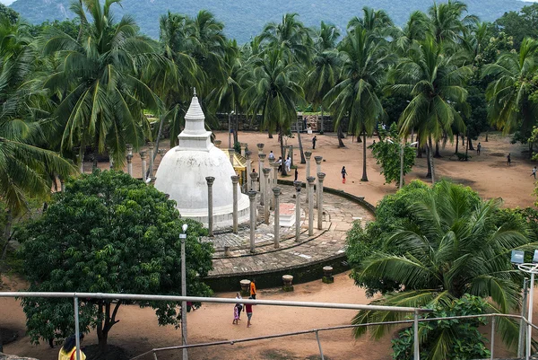 Vue de dessus d'un complexe bouddhiste Ambasthala Dagoba, Sila Cetiya sur Mihintale Sri Lanka — Photo