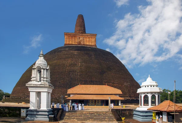 Posvátné stúpa červených cihel Abhayagiri dágobou v Anuradhapura, Srí Lanka Stock Obrázky