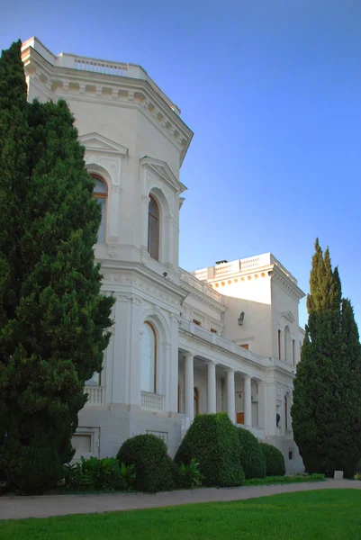 El gran palacio real (blanco) en Livadia desde el lado del mar —  Fotos de Stock