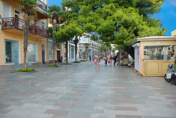 Crimea. Yalta. Sahil mesire alanında yürüyüş için — Stok fotoğraf