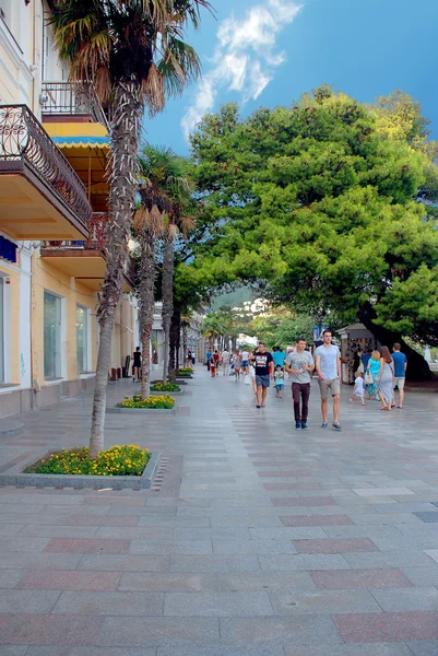 Crimea. Yalta. Sahil mesire alanında yürüyüş için — Stok fotoğraf