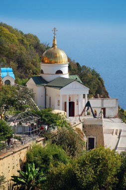 Crimea. Karadeniz yukarıdaki tepede Ortodoks Aziz George Manastırı