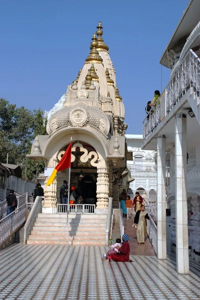 Delhi. einer der Tempel des hinduistischen Komplexes chattarpur mandir — Stockfoto