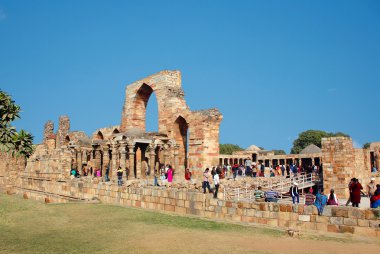 Delhi-yaklaşık Aralık 2015: tarihi kompleks Qutub Minar kalıntıları görünümü