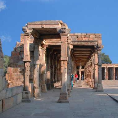 Delhi. Tarihi kompleks Qutub Minar kalıntıları içinde Colonnade