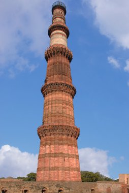 Delhi. Tarihsel karmaşık Qutub Minar Hindistan'da en yüksek Minare