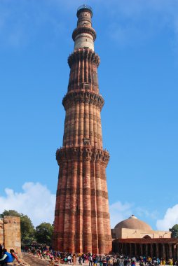 Delhi. Tarihsel karmaşık Qutub Minar Hindistan'da en yüksek Minare