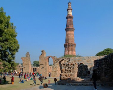 Delhi. Tarihsel karmaşık Qutub Minar Hindistan'da en yüksek Minare