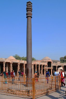 Delhi. Demir sütun, Chandragupta II tarihsel karmaşık Qutub Minar