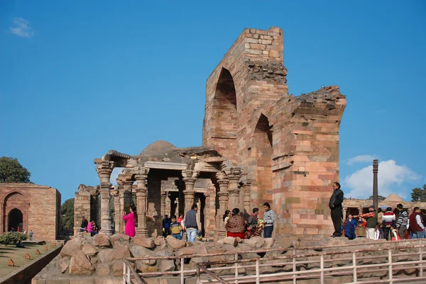 Delhi. Utsikt över ruinerna av den historiska komplexa Qutub Minar — Stockfoto