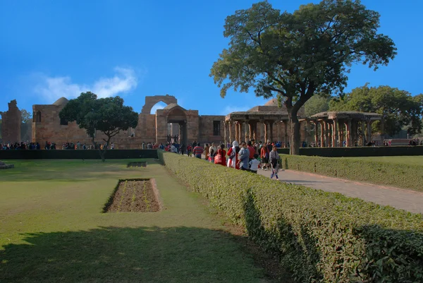 Дели. Вид на руины исторического комплекса Кутуб Минар — стоковое фото