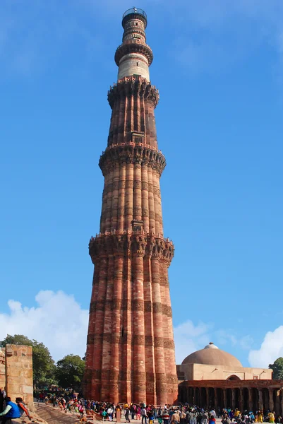 Delhi. Tarihsel karmaşık Qutub Minar Hindistan'da en yüksek Minare — Stok fotoğraf