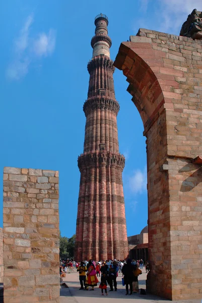 Delhi-circa december 2015: den högsta minaret i Indien i den historiska komplexa Qutub Minar — Stockfoto