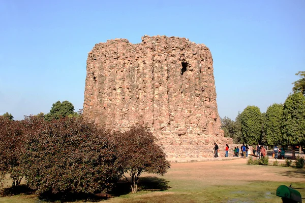 Руины незаконченного минарета в историческом комплексе Кутуб Минар — стоковое фото