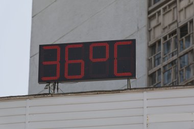 Sıcaklık göstergesi 36 C ile LED Pano