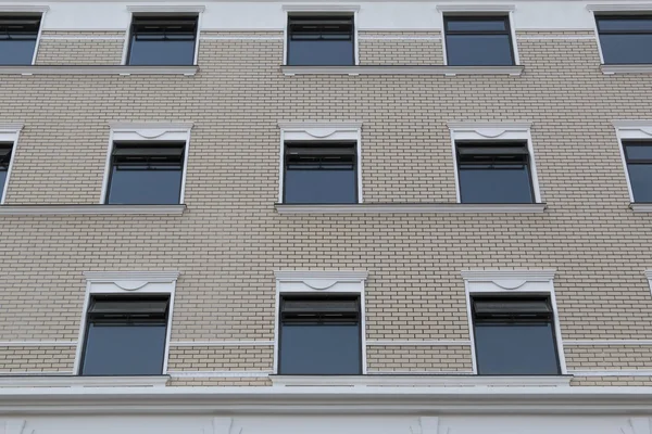 Nove janelas do novo fundo do edifício — Fotografia de Stock