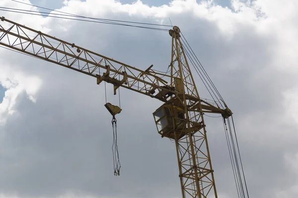 Bulutlar arasında bir kule vinç parçası — Stok fotoğraf