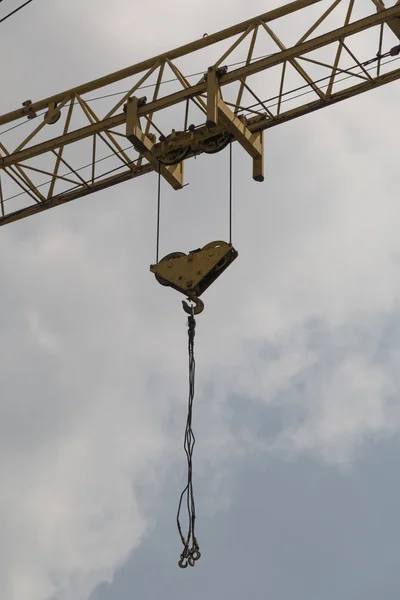 Fragmento de um braço de um guindaste de torre — Fotografia de Stock