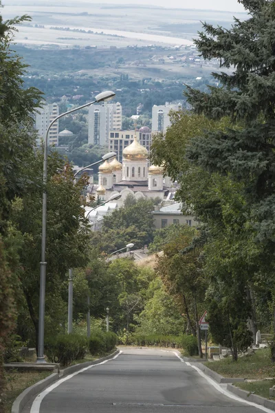 Pyatigorsk, Ryssland. titta igenom en haze på en katedral av sa — Stockfoto