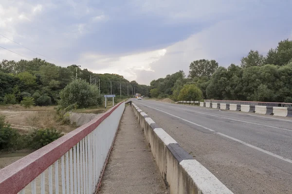 Puente sobre un pequeño río por la noche —  Fotos de Stock