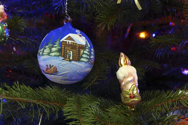 Adornos navideños en forma de bola y vela — Foto de Stock