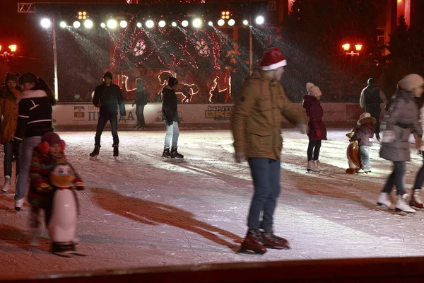 Pista de patinaje sobre hielo al aire libre en Pyatigorsk (Rusia ) — Foto de Stock