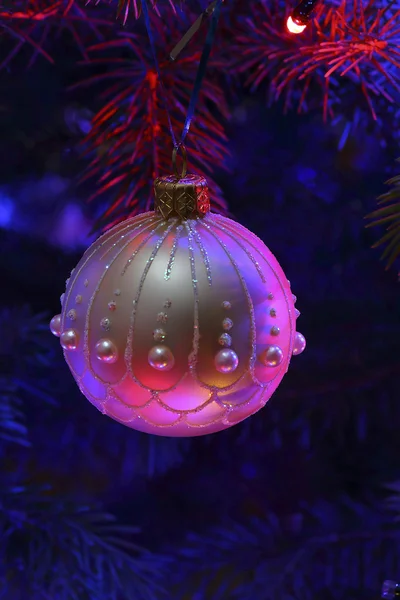 Jouet sapin de Noël sous la forme d'une balle — Photo