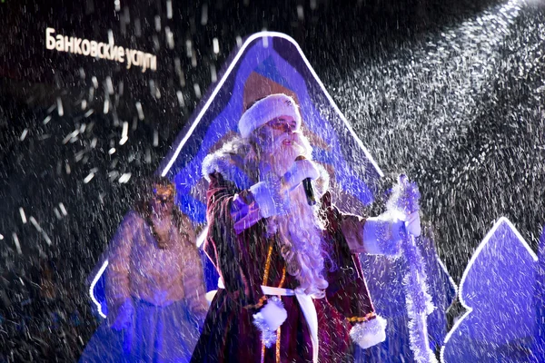 Grand-père Frost sur scène sur la place de Pyatigorsk, Russie — Photo