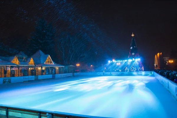 Eisbahn und Weihnachtsbaum im Freien in Pjatigorsk (russi — Stockfoto