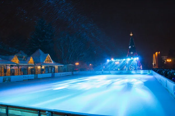 Patinoire extérieure et sapin de Noël à Pyatigorsk (Russi — Photo