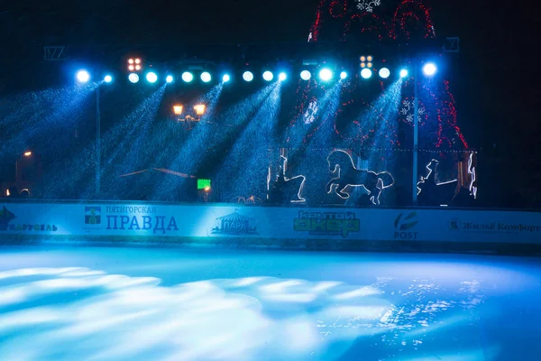 Rampe d'éclairage sur la patinoire ouverte et arbre de Noël en ville Py — Photo