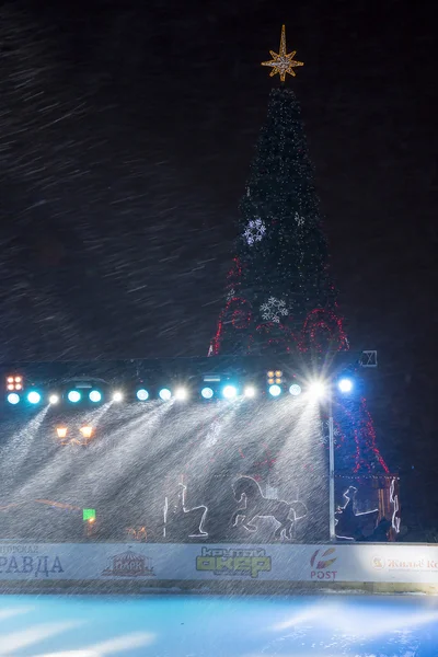 Lighting ramp on the open ice rink and Christmas tree in city Py — Stock Photo, Image